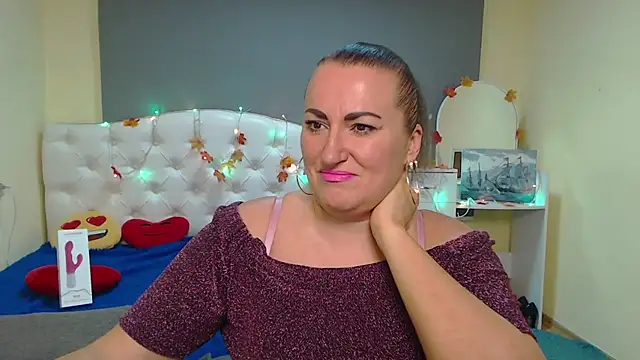 DianaMGG online show from 11-19-25, 06:24