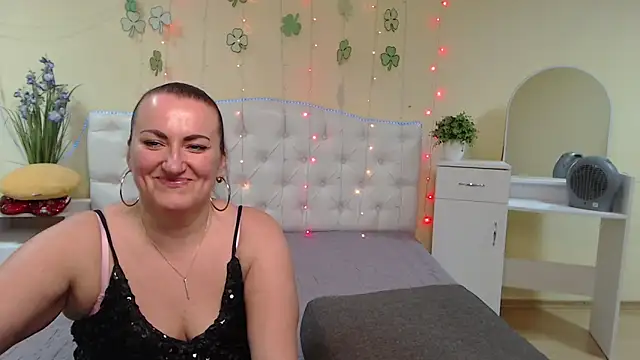 Snapshot of DianaMGG chatting on 03-18-25, 03:44 DianaMGG online show from 03-18-25, 03:44