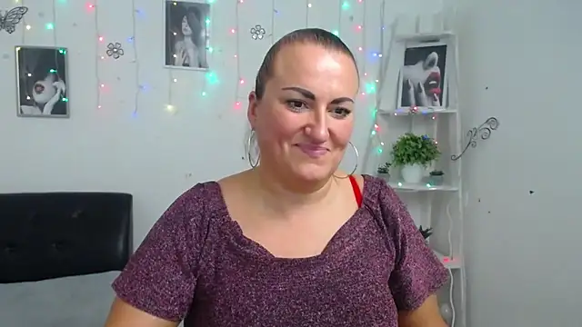 Snapshot of DianaMGG chatting on 10-09-25, 05:35 DianaMGG online show from 10-09-25, 05:35