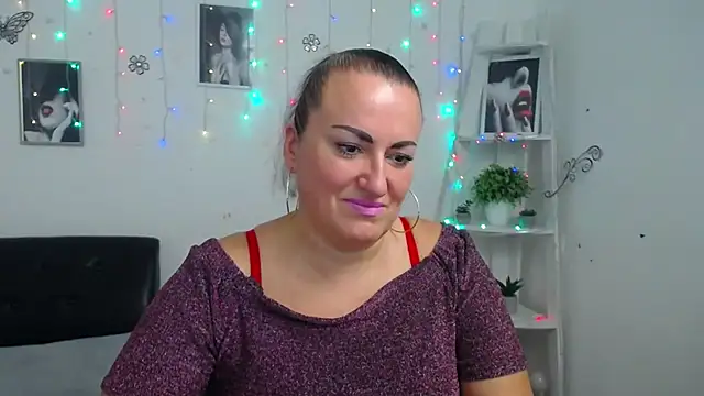 Snapshot of DianaMGG chatting on 10-09-25, 05:30 DianaMGG online show from 10-09-25, 05:30