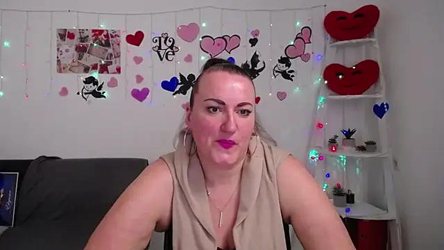 Snapshot of DianaMGG chatting on 03-06-25, 12:41 DianaMGG online show from 03-06-25, 12:41