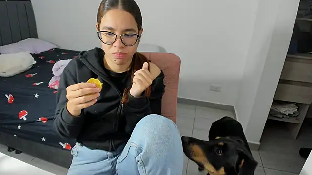 Greciaruiz  online show from 11-17-25, 12:03