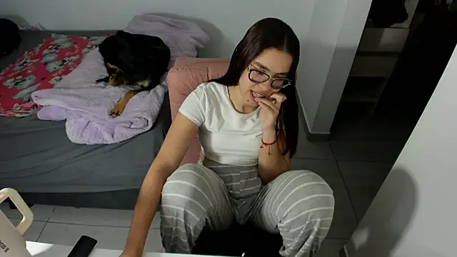 Greciaruiz  online show from 04-13-26, 12:47