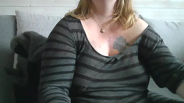 Snapshot of sizha6 chatting on 10-21-25, 10:58 sizha6 online show from 10-21-25, 10:58