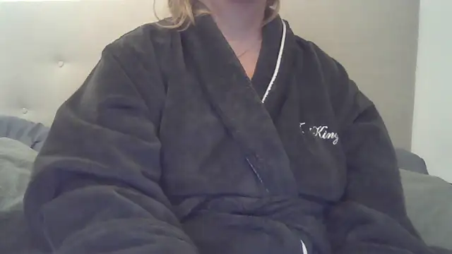 Snapshot of sizha6 chatting on 10-15-25, 04:44 sizha6 online show from 10-15-25, 04:44