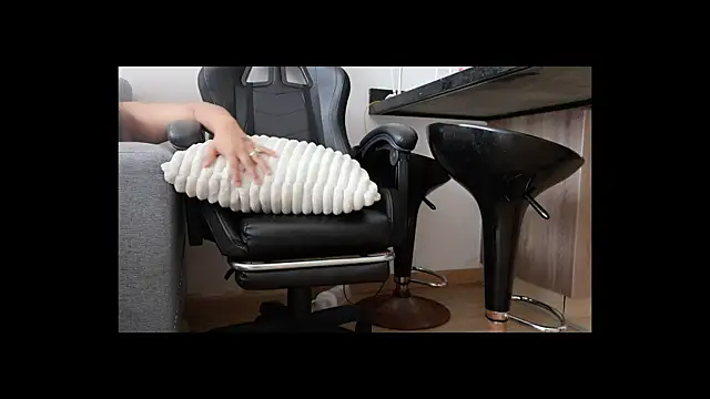 Karla Stein2025 online show from 12-14-25, 04:01