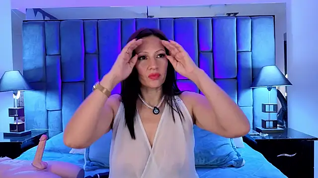 Aisha Nowak online show from 11-25-25, 09:48