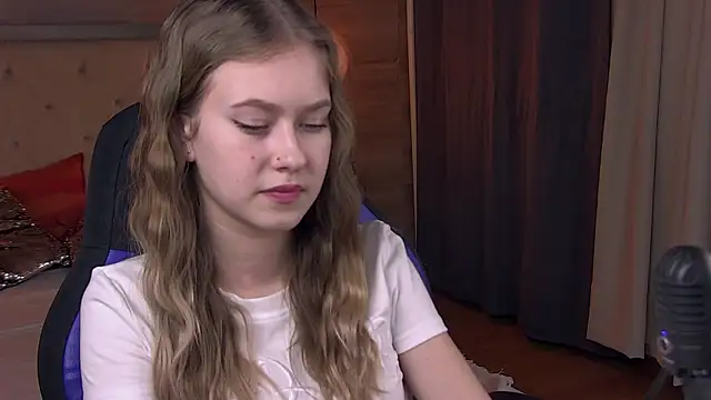 Snapshot of EveMundie chatting on 02-21-25, 03:32 EveMundie online show from 02-21-25, 03:32