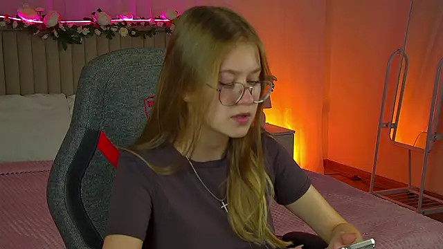 Snapshot of EveMundie chatting on 09-18-25, 10:07 EveMundie online show from 09-18-25, 10:07