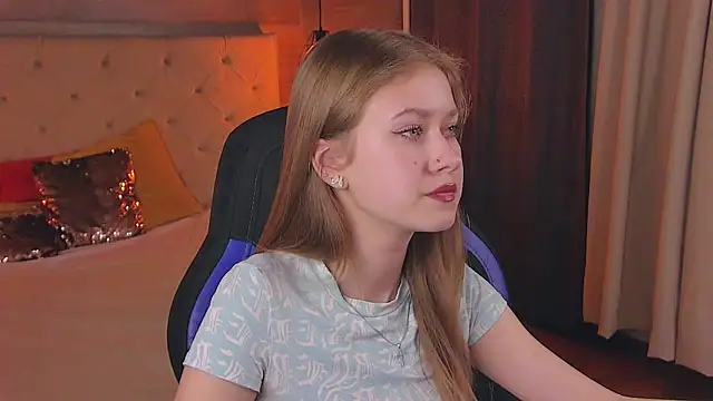 Snapshot of EveMundie chatting on 03-12-25, 03:40 EveMundie online show from 03-12-25, 03:40