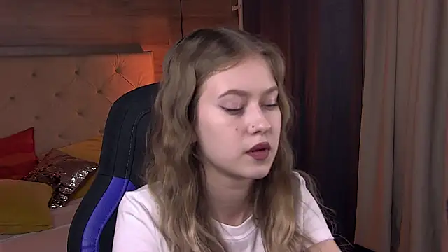 Snapshot of EveMundie chatting on 02-21-25, 12:27 EveMundie online show from 02-21-25, 12:27