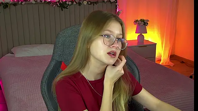 Snapshot of EveMundie chatting on 10-14-25, 12:28 EveMundie online show from 10-14-25, 12:28