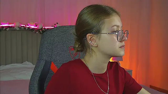 Snapshot of EveMundie chatting on 10-07-25, 12:50 EveMundie online show from 10-07-25, 12:50