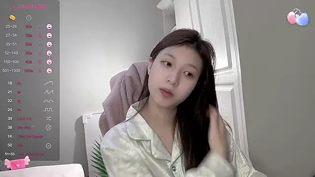 Snapshot of YaYa-521 chatting on 02-20-25, 10:48 YaYa-521 online show from 02-20-25, 10:48