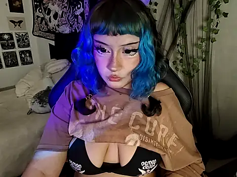 Snapshot of blue_katt chatting on 10-20-25, 09:04 blue katt online show from 10-20-25, 09:04