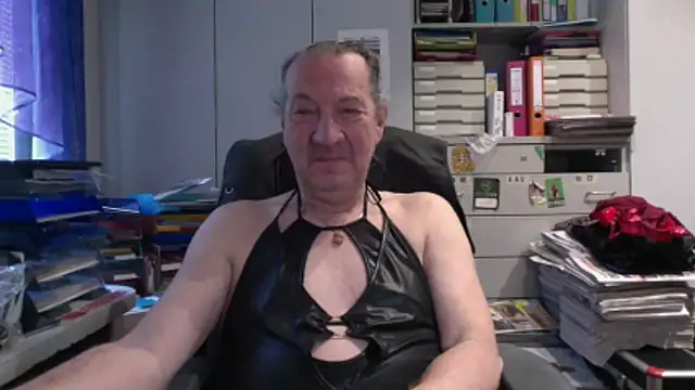 HMStraps01 online show from 04-18-26, 07:11