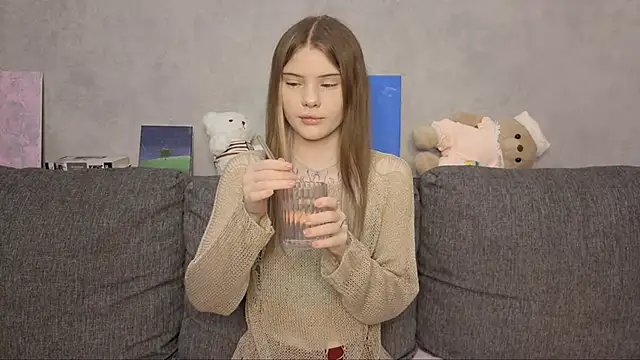 Snapshot of CarolinePepper chatting on 05-22-26, 01:31 CarolinePepper online show from 05-22-26, 01:31