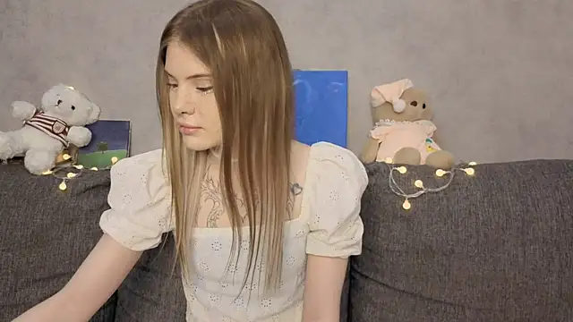 Snapshot of CarolinePepper chatting on 05-31-26, 01:28 CarolinePepper online show from 05-31-26, 01:28