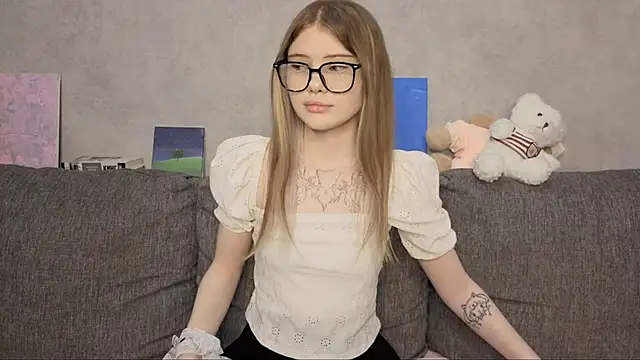 Snapshot of CarolinePepper chatting on 05-23-26, 01:43 CarolinePepper online show from 05-23-26, 01:43