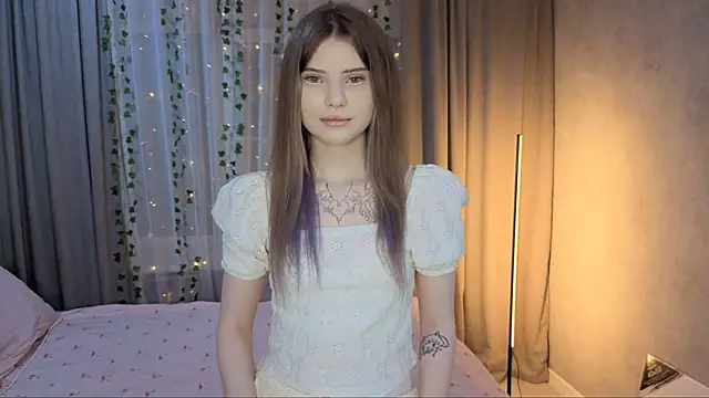 Snapshot of CarolinePepper chatting on 04-15-26, 02:10 CarolinePepper online show from 04-15-26, 02:10