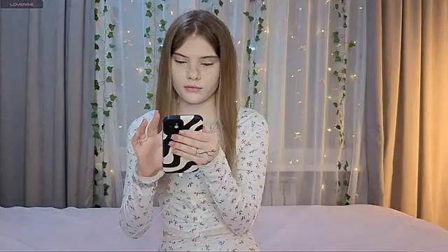 Snapshot of CarolinePepper chatting on 03-20-26, 01:56 CarolinePepper online show from 03-20-26, 01:56