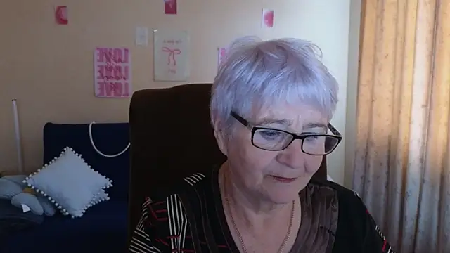 Sandra Snowflake online show from 05-15-26, 04:10