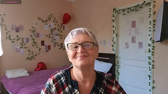 Sandra Snowflake online show from 06-03-26, 02:33