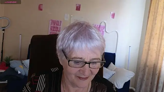 Sandra Snowflake online show from 05-14-26, 04:09