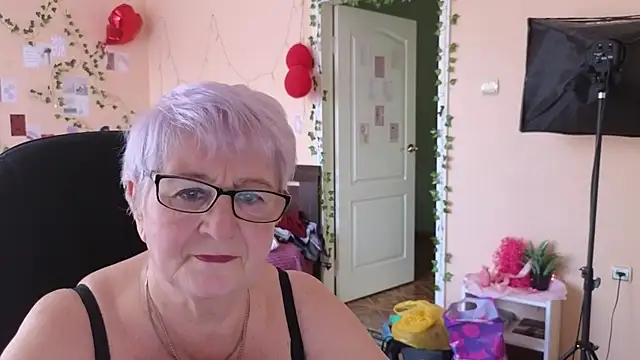 Sandra Snowflake online show from 03-25-26, 11:09