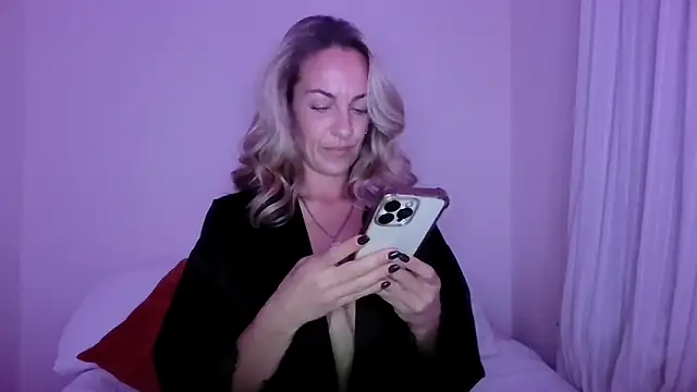 Snapshot of Edenfox- chatting on 10-10-25, 09:15 Edenfox- online show from 10-10-25, 09:15