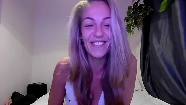 Snapshot of Edenfox- chatting on 09-17-25, 10:12 Edenfox- online show from 09-17-25, 10:12