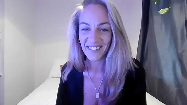 Snapshot of Edenfox- chatting on 09-28-25, 05:09 Edenfox- online show from 09-28-25, 05:09