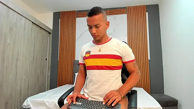 Snapshot of Rafa2004Cruz chatting on 02-19-25, 11:38 Rafa2004Cruz online show from 02-19-25, 11:38