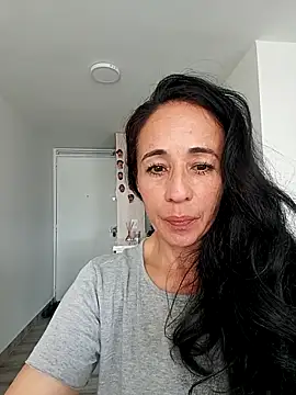 Snapshot of Coeur_de_luxure chatting on 09-18-25, 06:22 Coeur de luxure online show from 09-18-25, 06:22