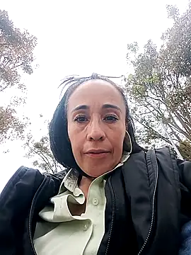 Snapshot of Coeur_de_luxure chatting on 10-14-25, 06:19 Coeur de luxure online show from 10-14-25, 06:19