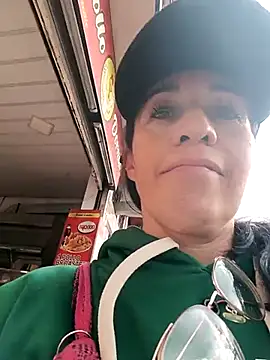 Snapshot of Coeur_de_luxure chatting on 09-15-25, 08:53 Coeur de luxure online show from 09-15-25, 08:53