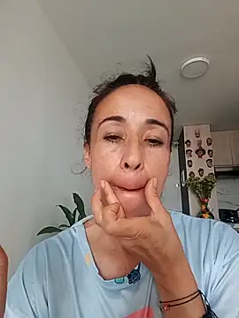 Snapshot of Coeur_de_luxure chatting on 11-17-25, 02:32 Coeur de luxure online show from 11-17-25, 02:32