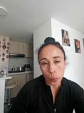 Snapshot of Coeur_de_luxure chatting on 09-25-25, 07:31 Coeur de luxure online show from 09-25-25, 07:31