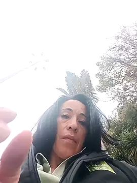 Snapshot of Coeur_de_luxure chatting on 10-22-25, 02:49 Coeur de luxure online show from 10-22-25, 02:49