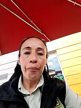 Snapshot of Coeur_de_luxure chatting on 12-19-25, 06:10 Coeur de luxure online show from 12-19-25, 06:10