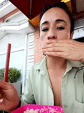 Snapshot of Coeur_de_luxure chatting on 11-21-25, 06:29 Coeur de luxure online show from 11-21-25, 06:29