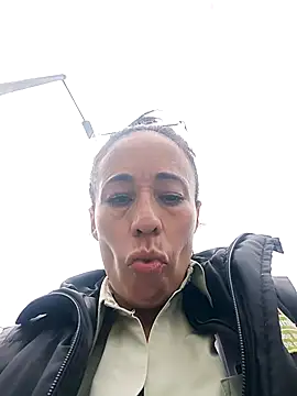 Snapshot of Coeur_de_luxure chatting on 10-17-25, 03:47 Coeur de luxure online show from 10-17-25, 03:47