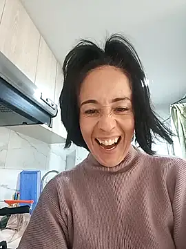 Snapshot of Coeur_de_luxure chatting on 10-13-25, 04:52 Coeur de luxure online show from 10-13-25, 04:52