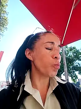 Snapshot of Coeur_de_luxure chatting on 12-17-25, 01:49 Coeur de luxure online show from 12-17-25, 01:49