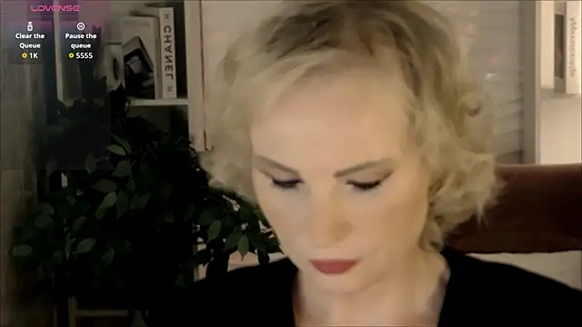 Snapshot of Sandra_Kind chatting on 10-23-25, 05:50 Sandra Kind online show from 10-23-25, 05:50