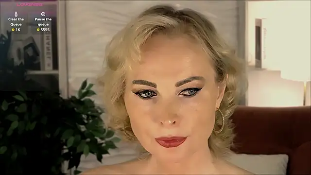 Snapshot of Sandra_Kind chatting on 10-24-25, 05:39 Sandra Kind online show from 10-24-25, 05:39