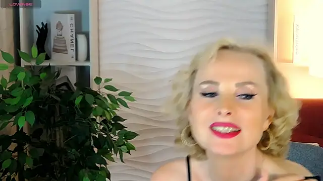 Snapshot of Sandra_Kind chatting on 09-14-25, 06:03 Sandra Kind online show from 09-14-25, 06:03