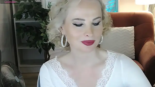 Snapshot of Sandra_Kind chatting on 12-14-25, 05:57 Sandra Kind online show from 12-14-25, 05:57