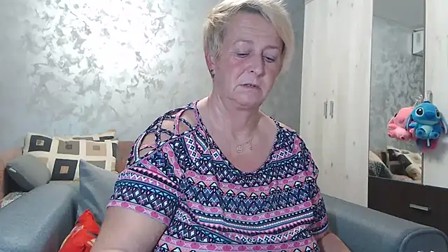 Snapshot of RosesandLillies chatting on 10-21-25, 05:01 RosesandLillies online show from 10-21-25, 05:01