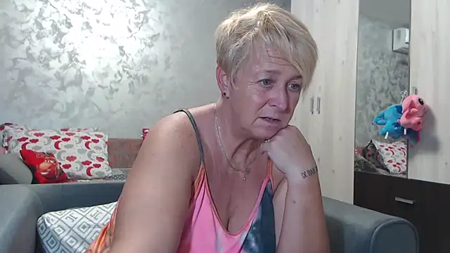 Snapshot of RosesandLillies chatting on 09-25-25, 05:19 RosesandLillies online show from 09-25-25, 05:19